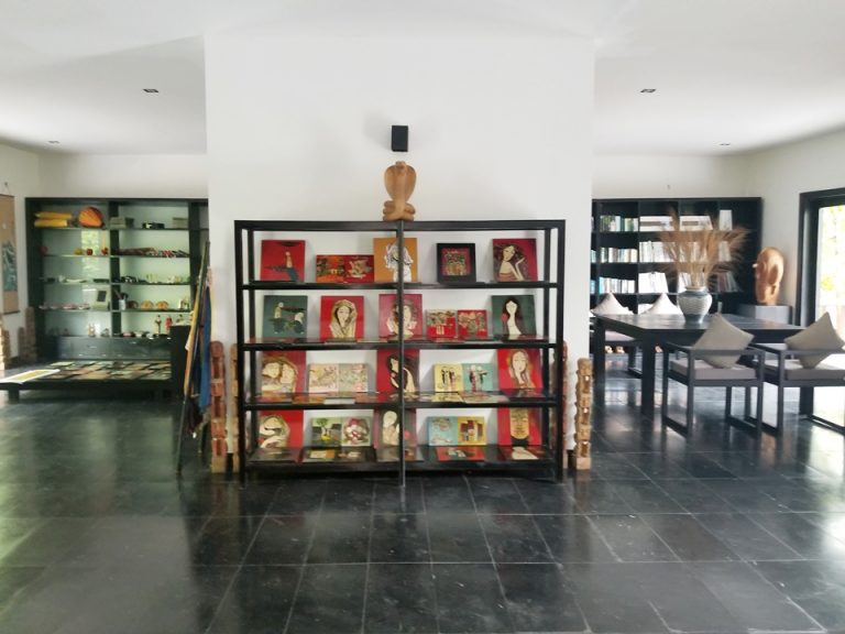 ショップの中央。アジアンテイストな女性の絵がたくさんありました。