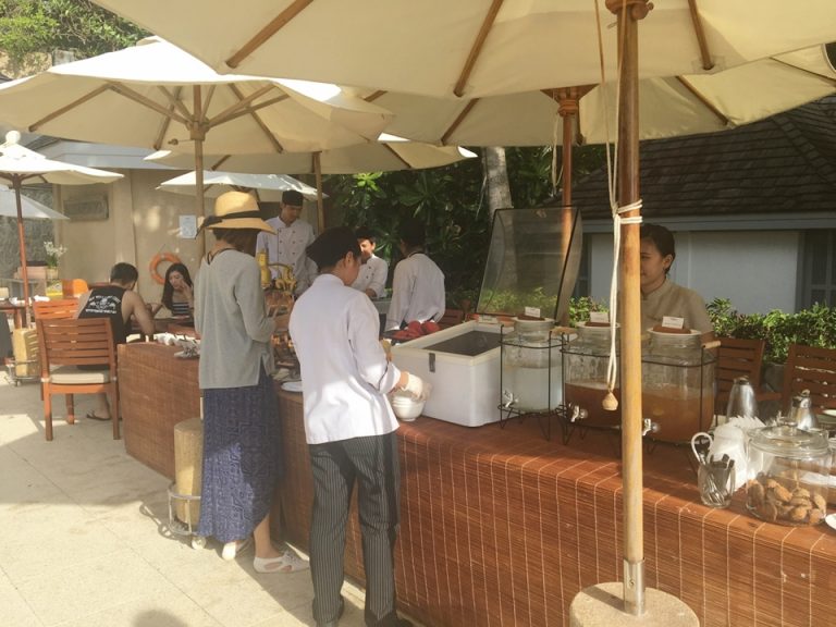 週に一度、プールサイドで開催されるアフタヌーンティー