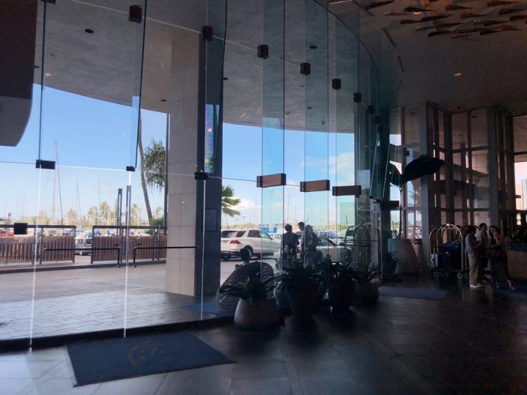 正面エントランスを内側から撮影。