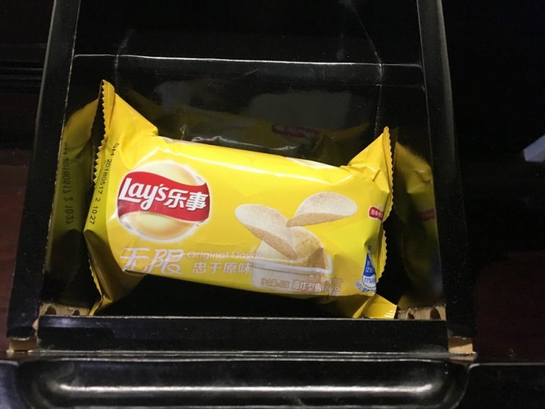 ミニキッチンの引き出しに入っているポテトチップス。有料です