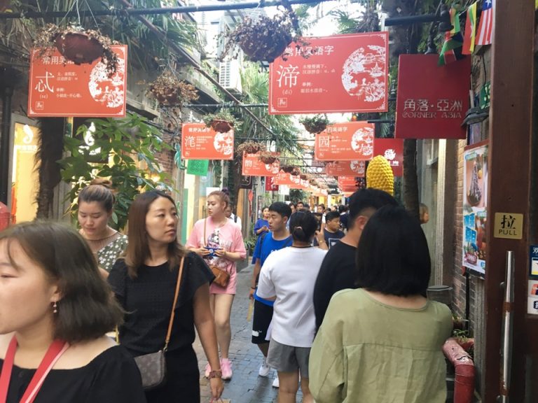 田子坊。平日の昼間でも賑わっています