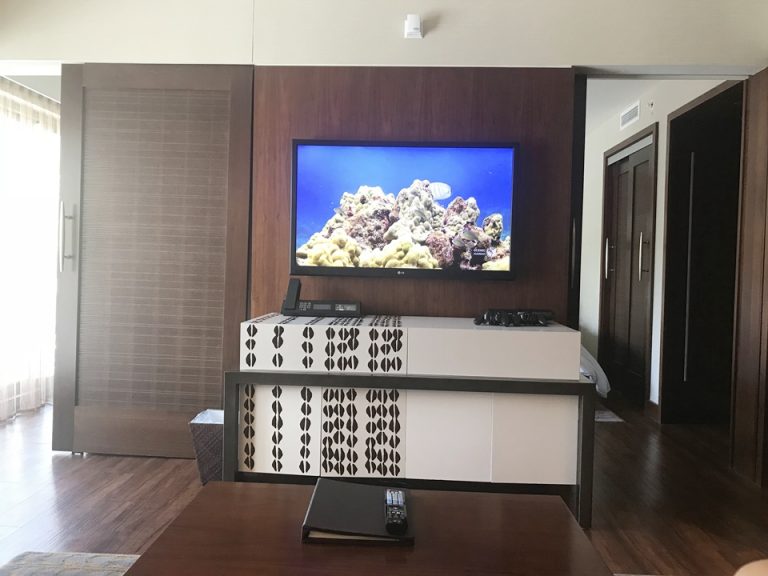 ソファ側からTV 後ろ側がベッドルーム