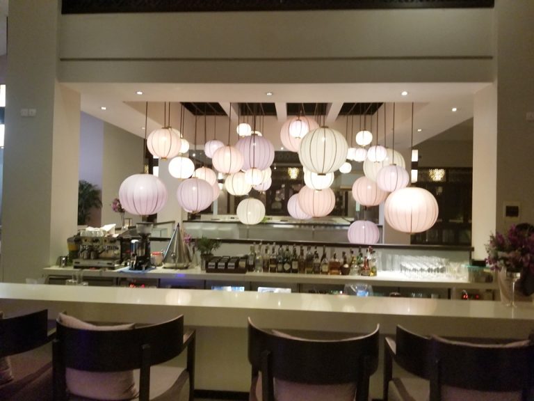 こちらはバーカウンター。お酒がたくさん並んでました。