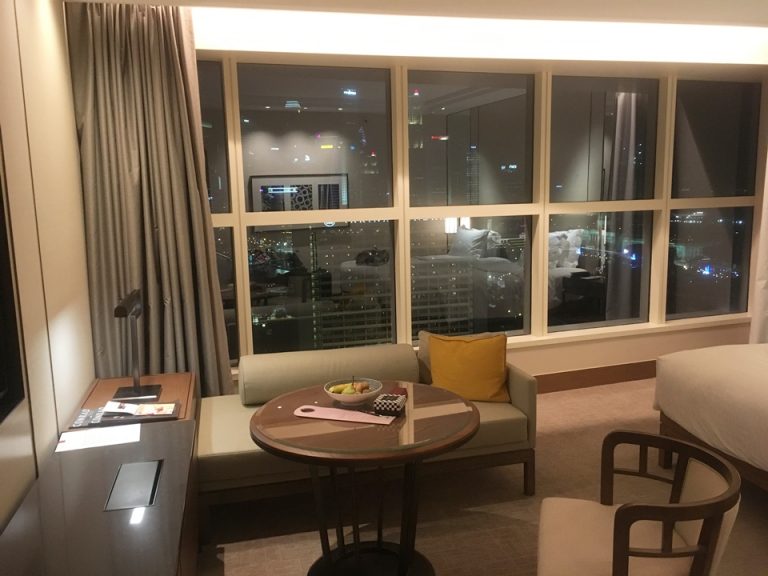 部屋内全体の様子。夜の状態。