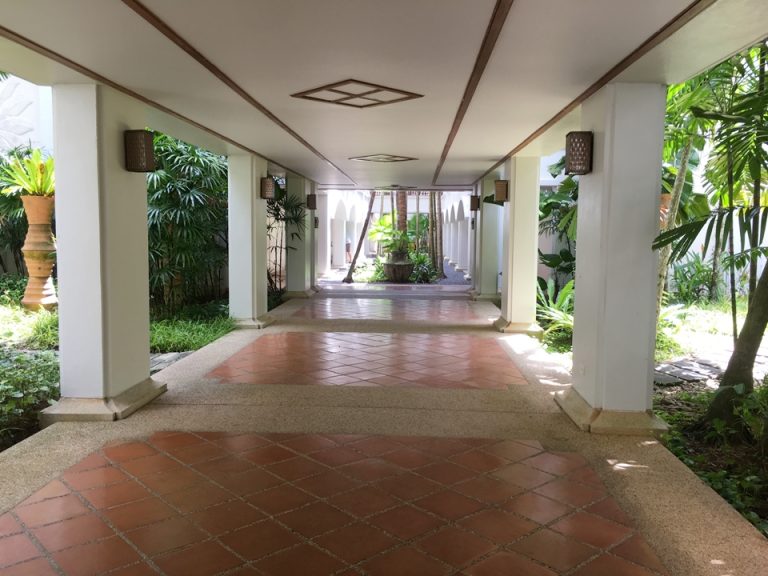 その他_ホテル内庭 通路