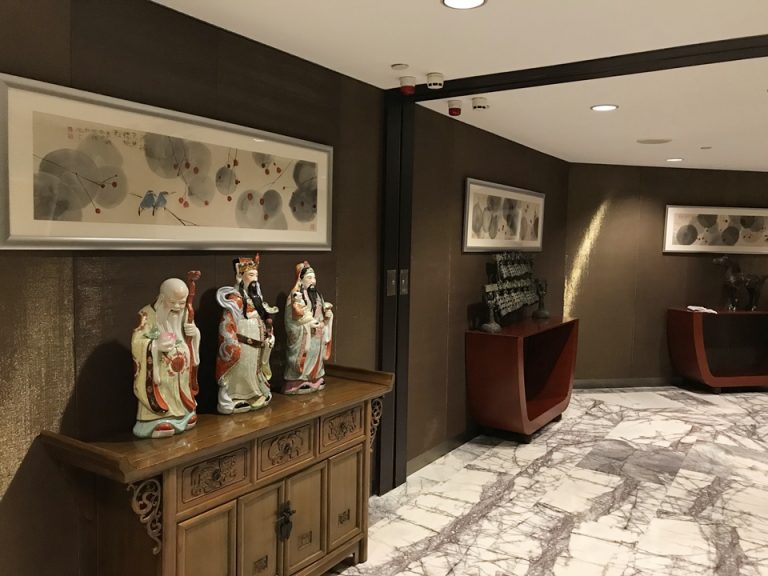 廊下には味のある置物や絵があり、やはり重厚感がありますね、ホテルらしいホテルです