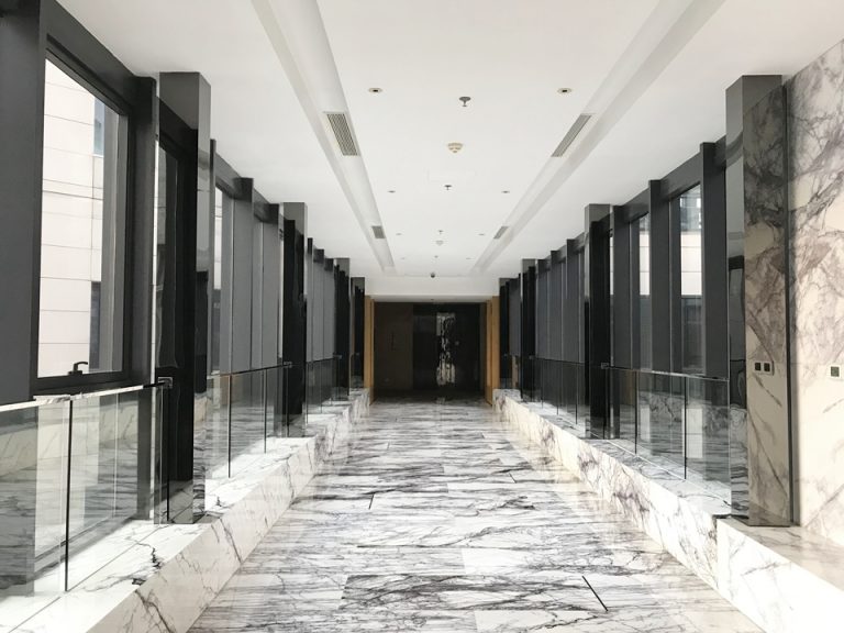 カンファレンス棟への渡り廊下、高級感があります