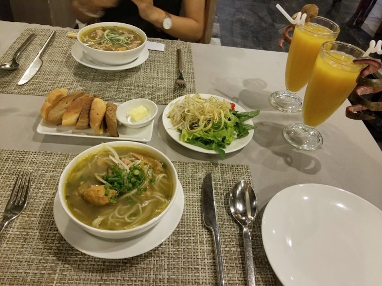 フエの名物料理ブンボーフエ。店員さんの心遣いで、二人分にシェアして持ってきてくださいました。