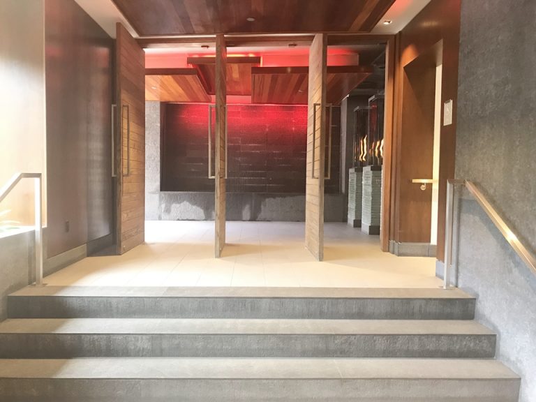 ホテル入口 内側から