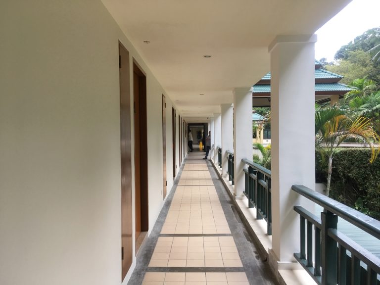 フロントから客室エリアへの廊下