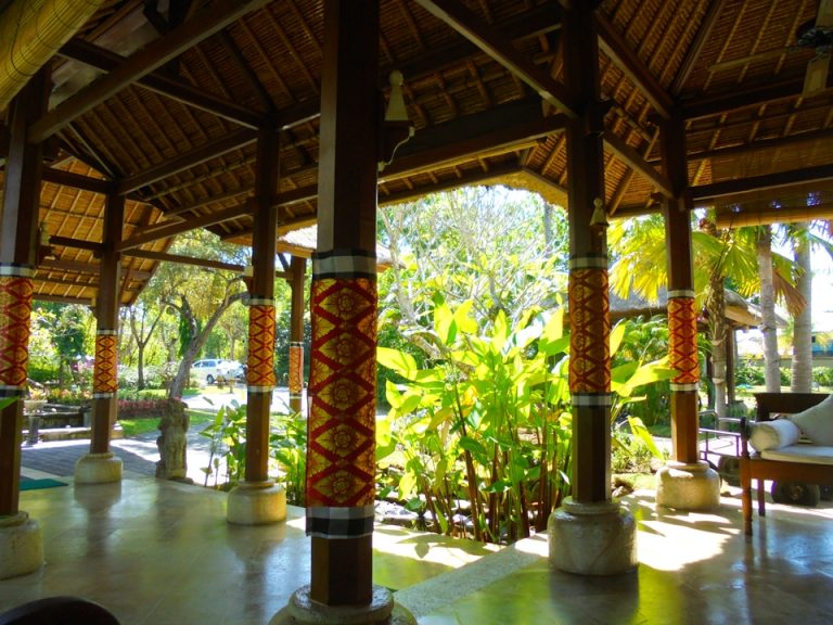 柱にも美しく装飾してあります