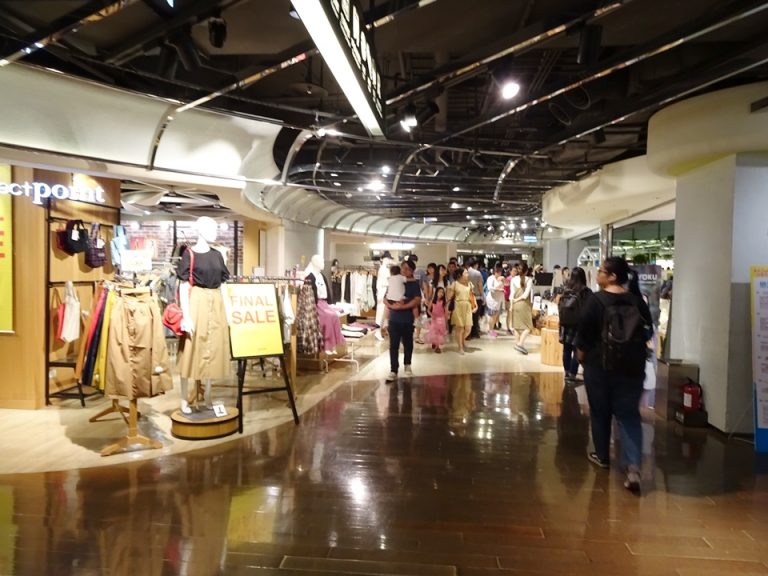 ホテル周辺_ショッピングセンター内の様子