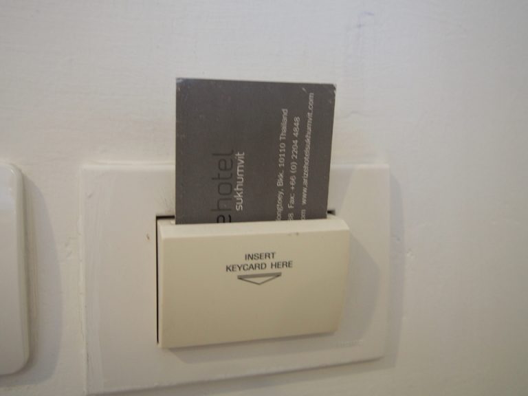 外出時も電気つけたままでOK