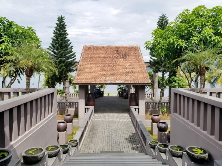 フロントからロータリーを見た図です。タクシーは奥の屋根の下で乗り降りします。