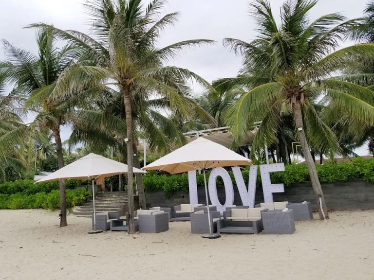 ビーチからプール方向。LOVEのオブジェが印象的です。