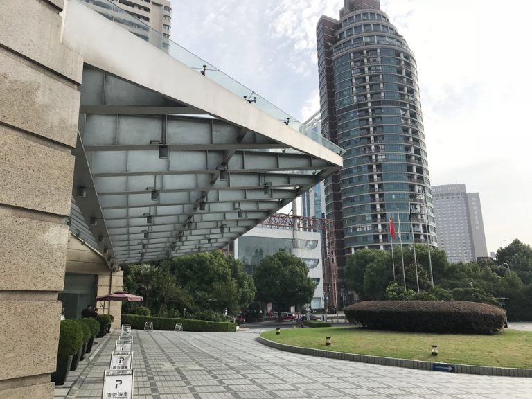 ホテル玄関、横からの構図