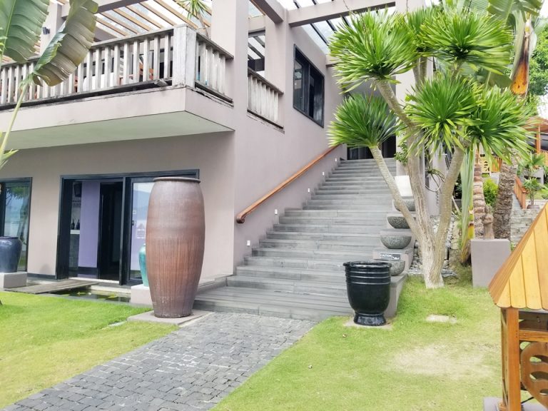 この階段を上ると左にレストランです。