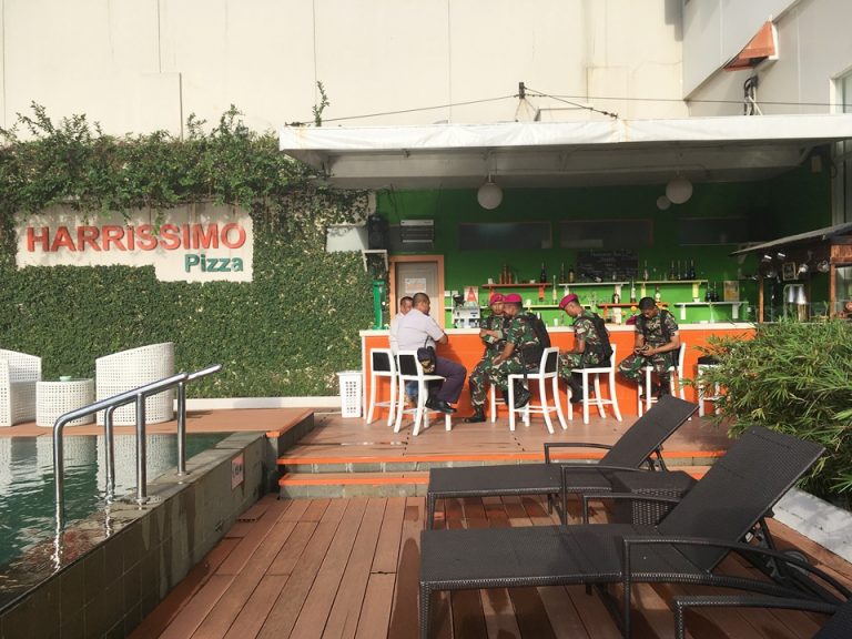 プールそばのバー