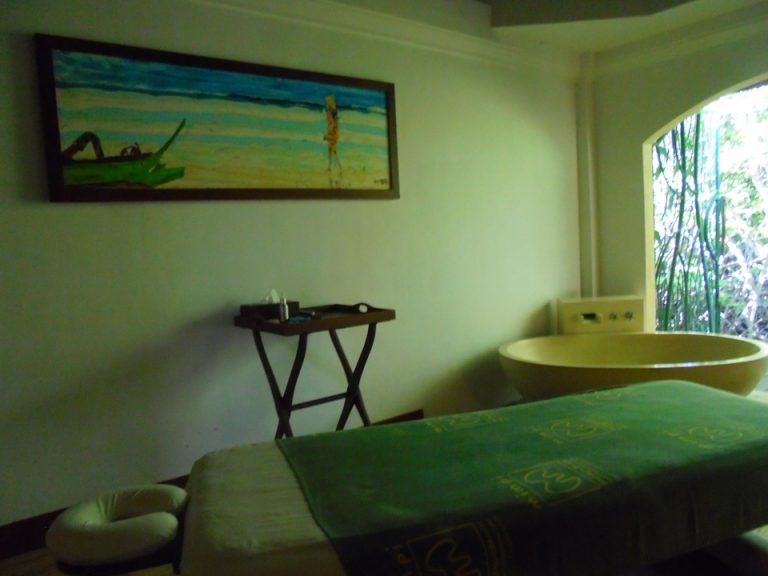 ベッドとオシャレなアート