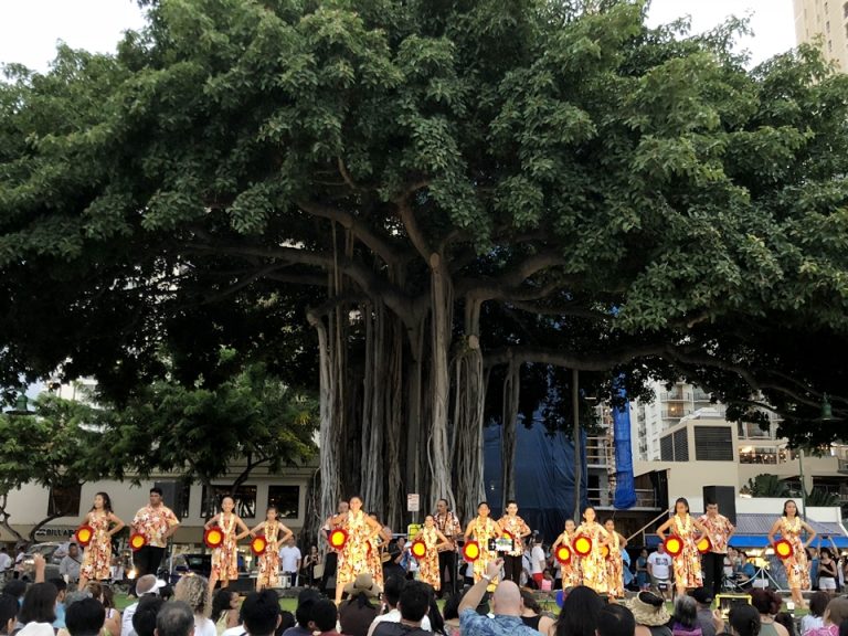 クヒオビーチパークでは無料でフラのショーが開催されています