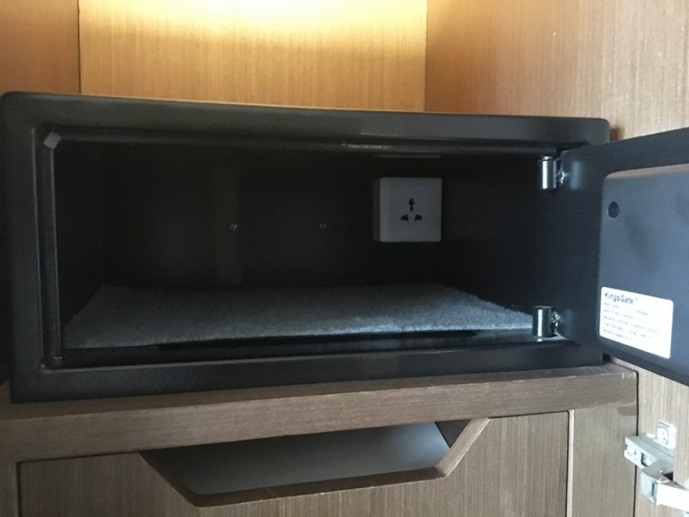 セーフティボックス内部。電源があります