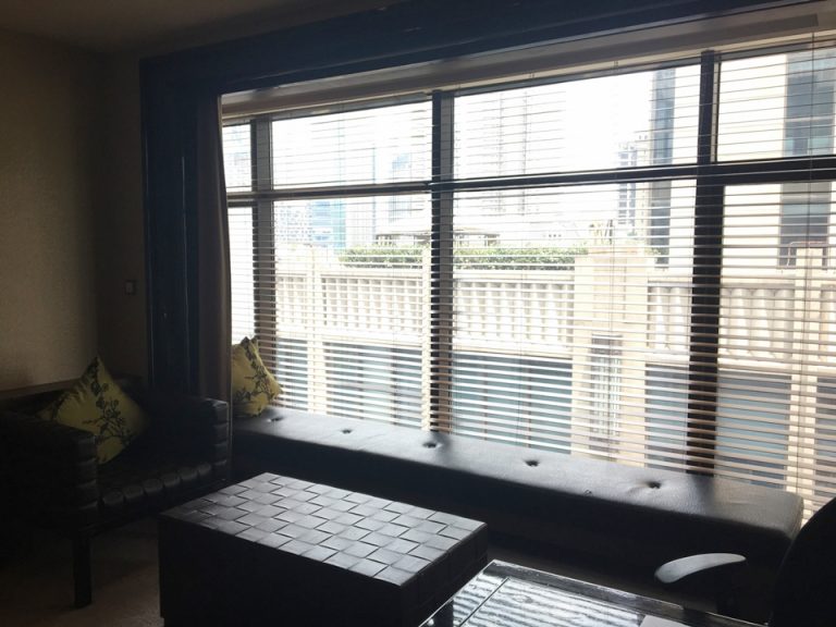 窓際にベンチがあります