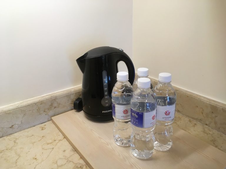 ちゃんとお水は人数分置いてありました。このポットが若干湯沸かしに時間がかかった気がします。