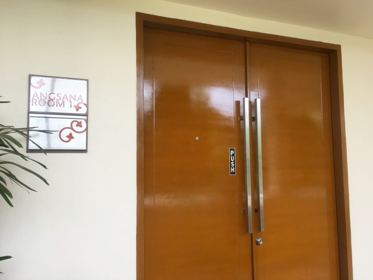 ミーティングルーム1部屋目の入り口