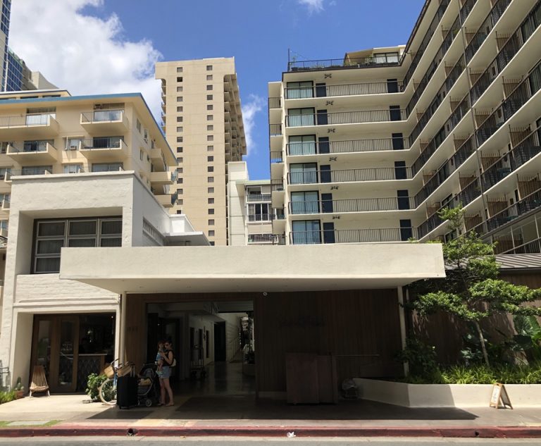 外観 右の建物が客室、左は併設されているショップです。少し暗い印象です。