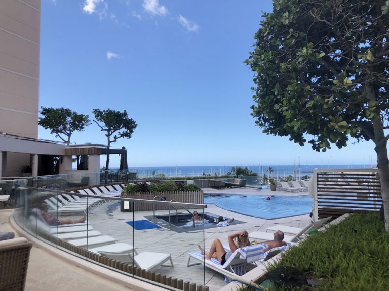 プール全体 午前中はダイヤモンドベッドタワーの影で気持ち良く過ごせます。