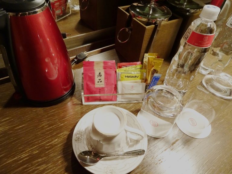 客室_ミニバーとグラスカップ