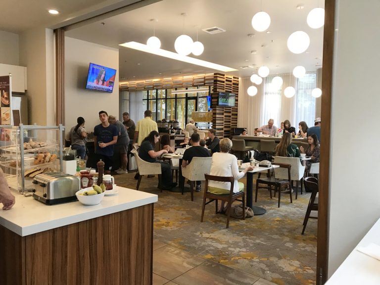 朝食会場 常に混み合ってます