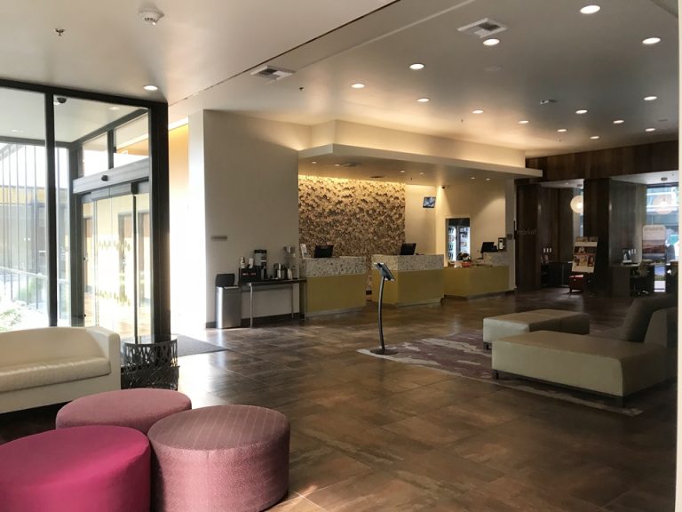 ファイヤーピットからフロントカウンターにかけて