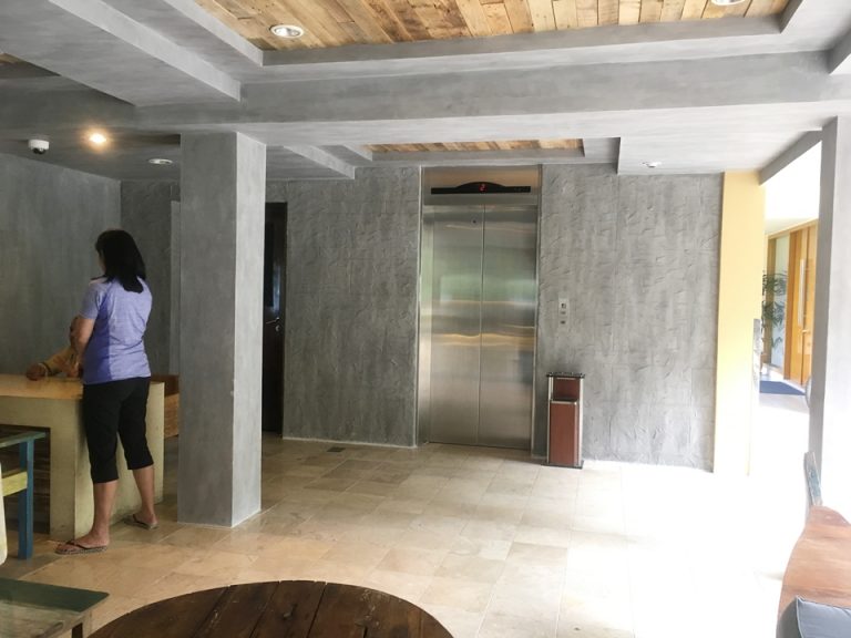 フロント前のエレベーター