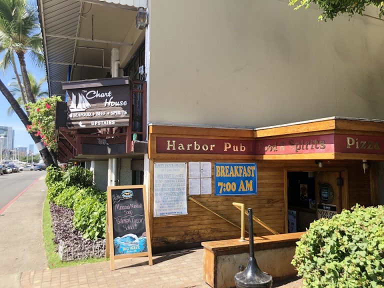 人気のレストランバー チャートハウス。正面エントランスを出て左手に歩いて行くとすぐです。