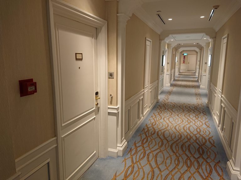 13客室入口外観ドア