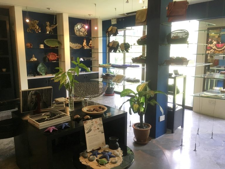 ANGSANA Gallary内の様子。静かでした。