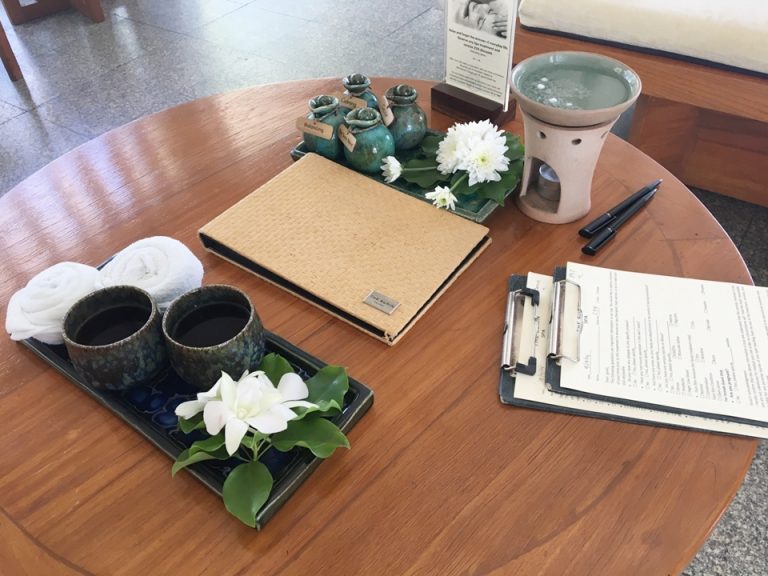 スパの受付時に酸味のある飲み物と冷たいおしぼりを出してくれます。施術前に指圧の強さや特に疲れている箇所、触れてほしくない箇所を聞かれます