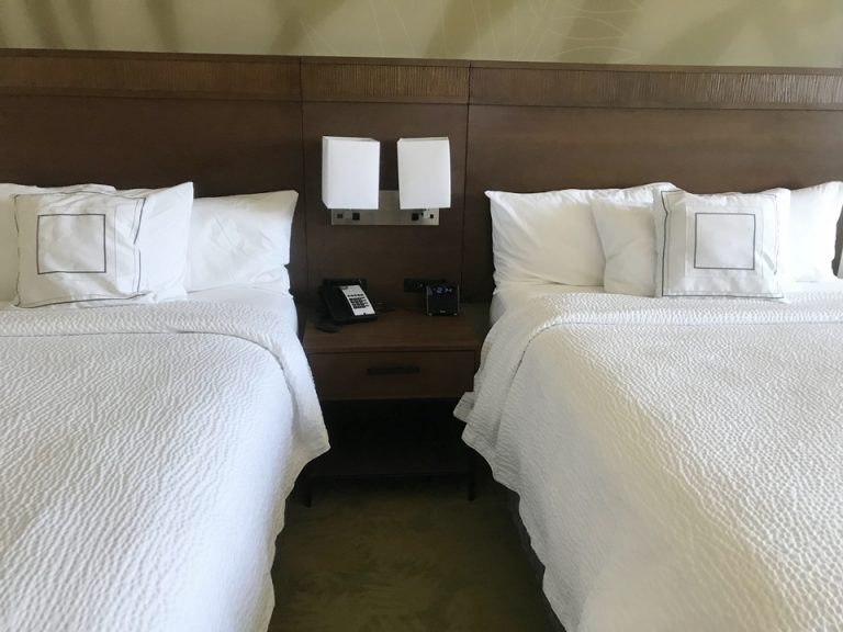 ベット横サイドデスク