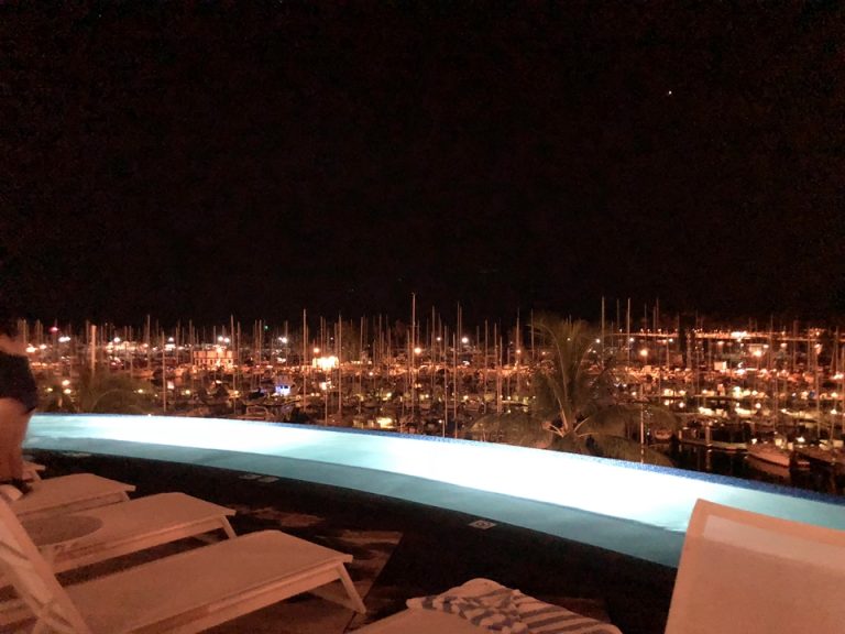 夜のインフィニティプール