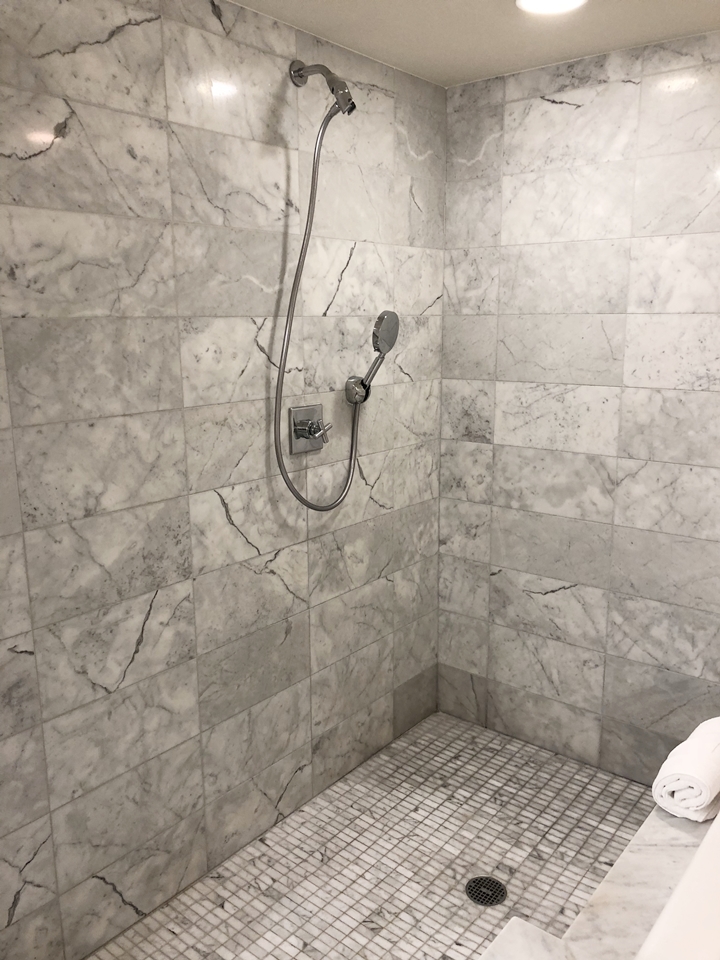 シャワー。高さも二段階から選べます。