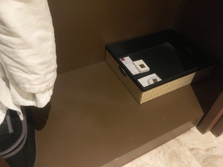 クローゼット内に置かれていた、シューミットとソーイングセット