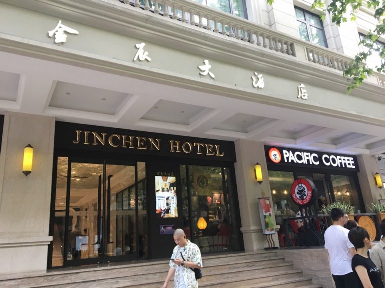 ホテルエントランス。隣にカフェがあります