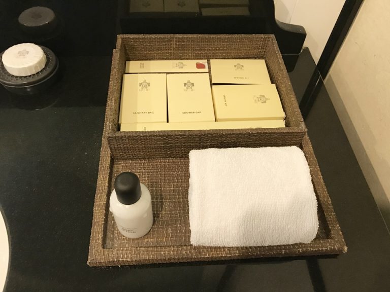 ソーイングセットや綿棒が入った大きめのアメニティボックス
