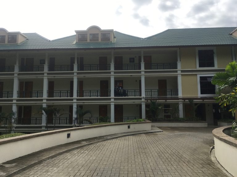 ホテ到着時の外観。このまま進むと、右に車寄せがあります。