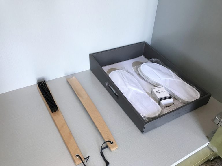 アメニティのスリッパ、シューズブラシ