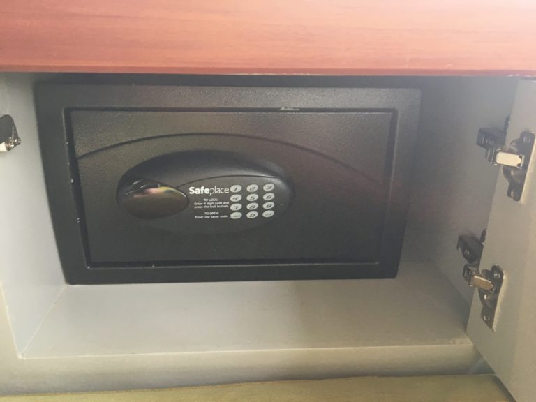 セーフティボックスはカフェコーナーの下にあります