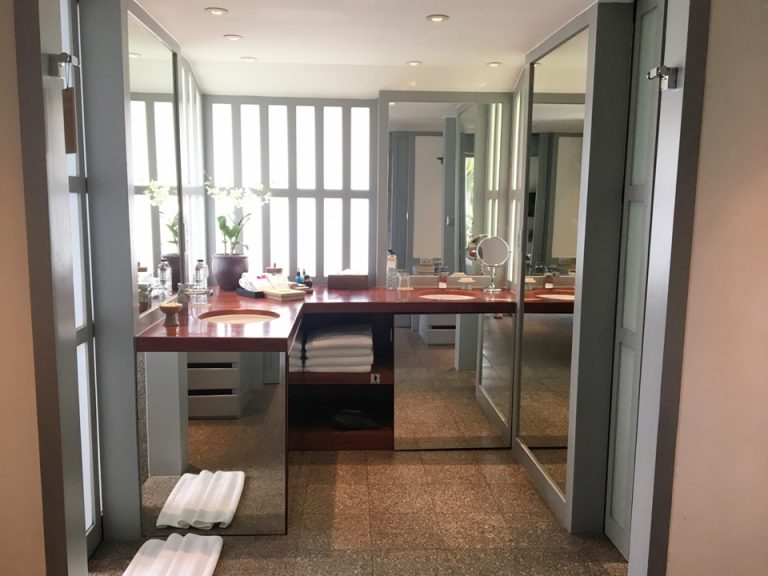 バスルーム。右側のドアがトイレ、左側がシャワーブースです