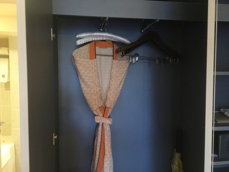 2種類のデザインのバスローブ