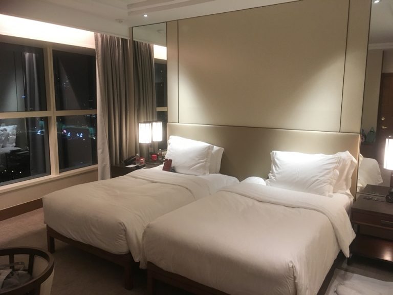 部屋内の様子。夜の状態。